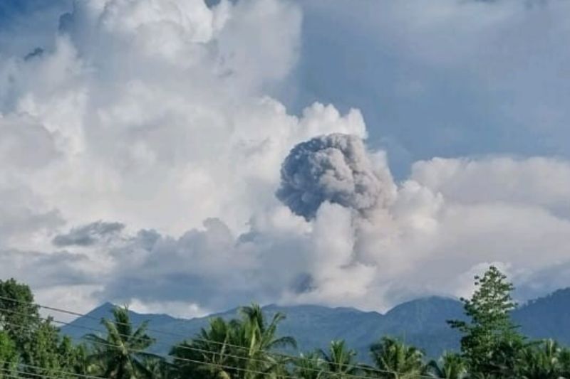 Gunung Dukono dua kali erupsi dalam sehari
