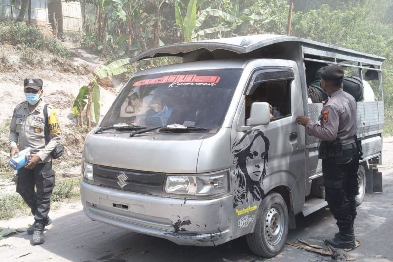 Polisi buka tutup jalur Maumere ke Larantuka dampak erupsi Lewotobi