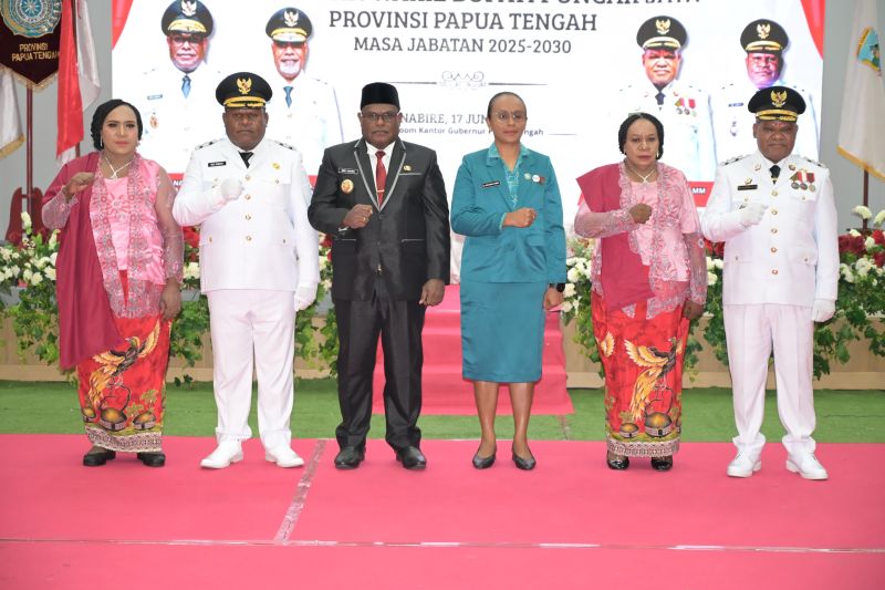 Gubernur Nawipa minta Bupati Puncak Jaya fokus layani masyarakat