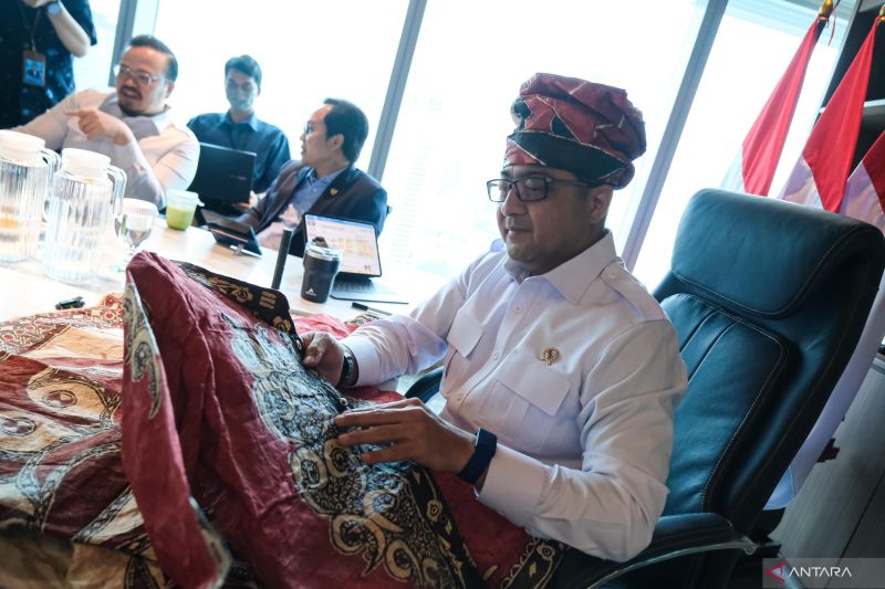 menteri-ekonomi-kreatif-dorong-poso-eksplorasi-potensi-ekonomi-kreatif