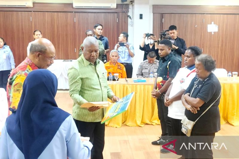 Pemprov beri santunan untuk keluarga korban banjir Pegunungan Arfak