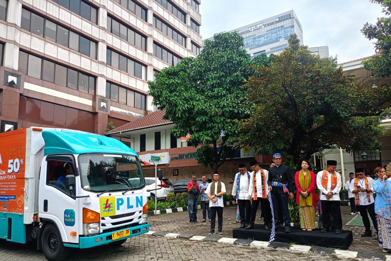 Warga Jakarta dapat voucer undian saat tambah daya di mobil PLN