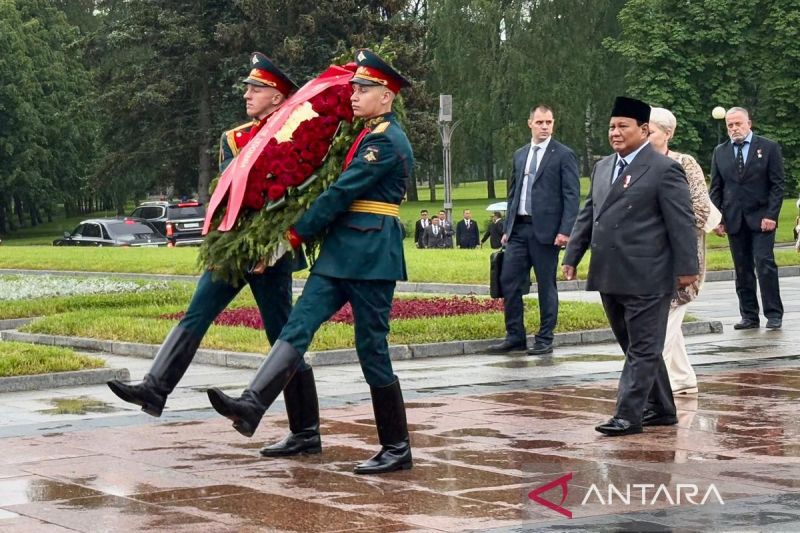 Presiden Prabowo awali hari kedua kunjungan ke Rusia dengan ziarah ke Taman Makam Memorial Piskarovskoye Saint Petersburg