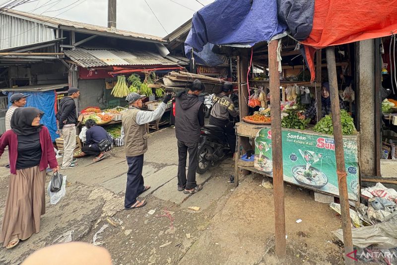 Penyebab macet, Satpol PP Cianjur bongkar belasan kios di Gekbrong