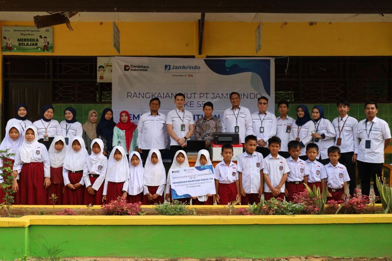 jamkrindo-salurkan-5500-seragam-dan-55-perangkat-tik-ke-siswa-sekolah