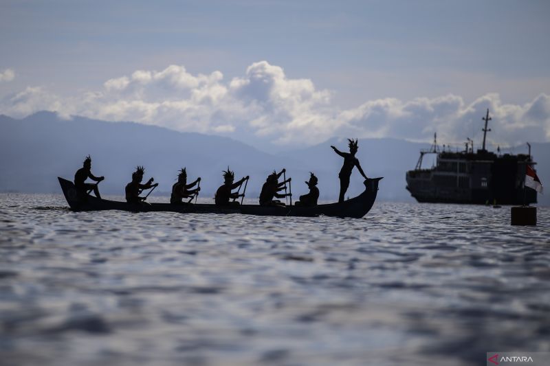 Lomba dayung perahu kora-kora di Ternate