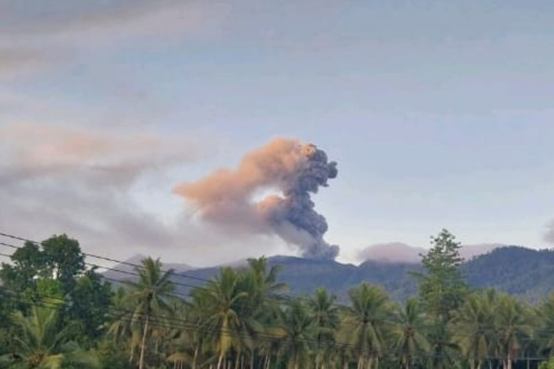 Gunung Dukono semburkan abu vulkanik setinggi 1.400 meter