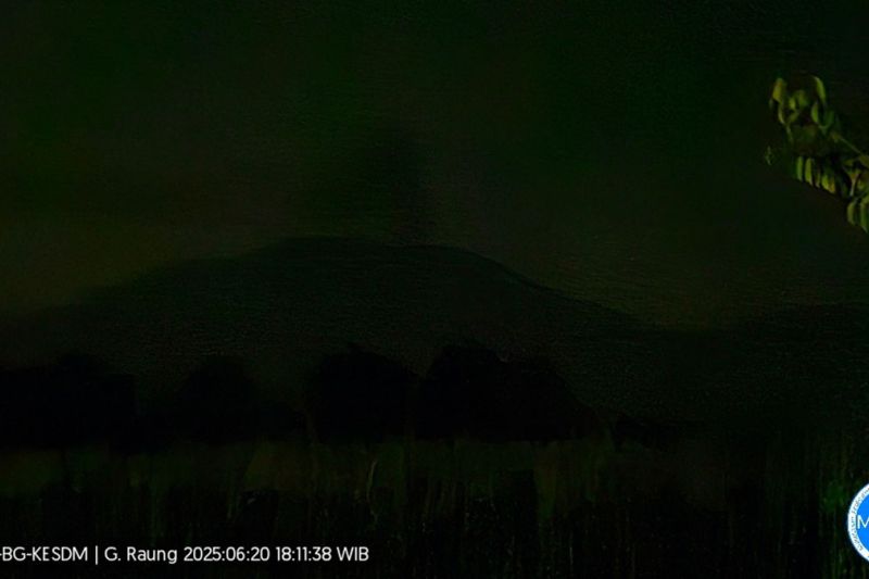 Gunung Raung kembali erupsi dengan tinggi letusan 2 km di atas puncak