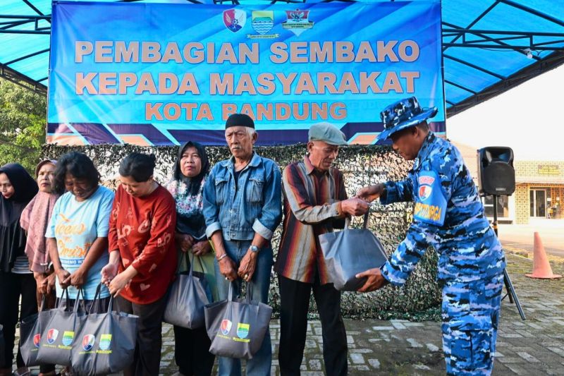 Lanud Husein Sastranegara distribusikan ratusan paket sembako