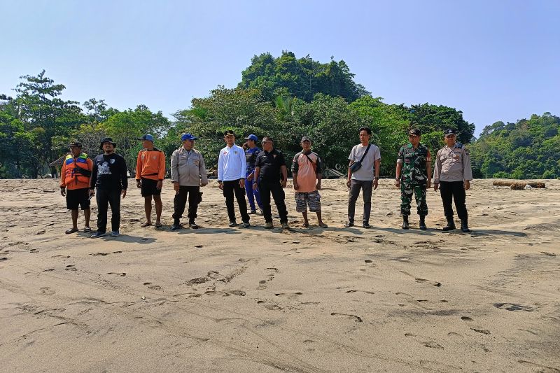 Tim SAR cari wisatawan yang hilang terseret arus di Pantai Ungapan