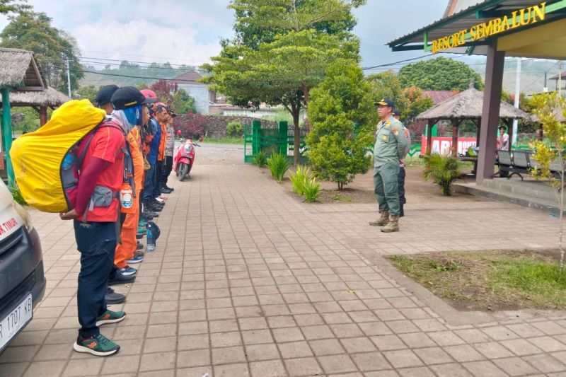 Petugas gabungan evakuasi pendaki yang jatuh di Gunung Rinjani