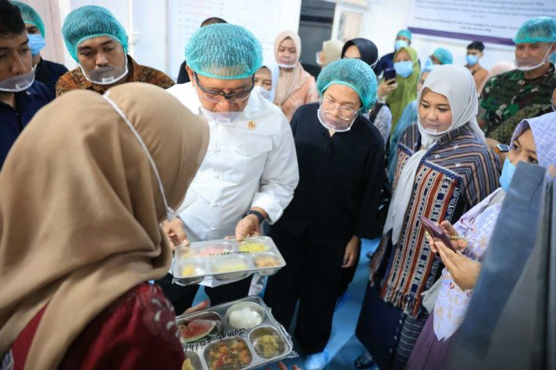 Wali Kota Makassar dampingi KSP tinjau dapur MBG
