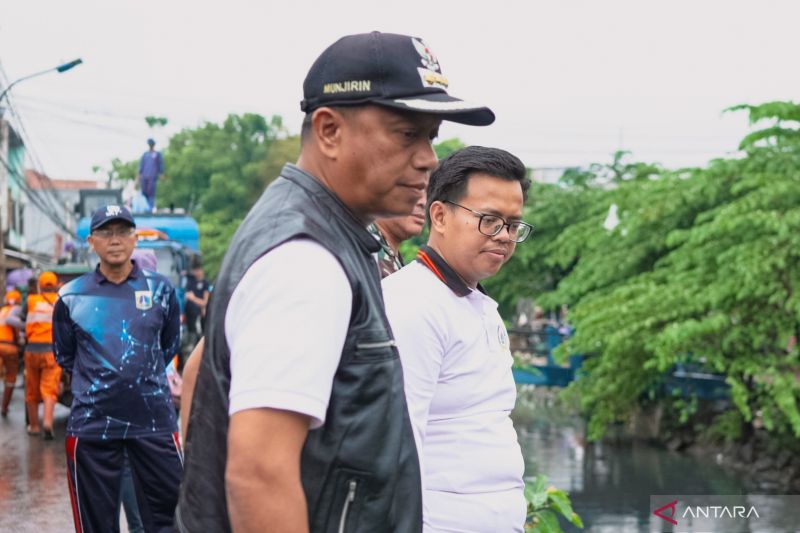 Legislator dan Walkot Jaktim turun langsung tangani lumpur di Cakung
