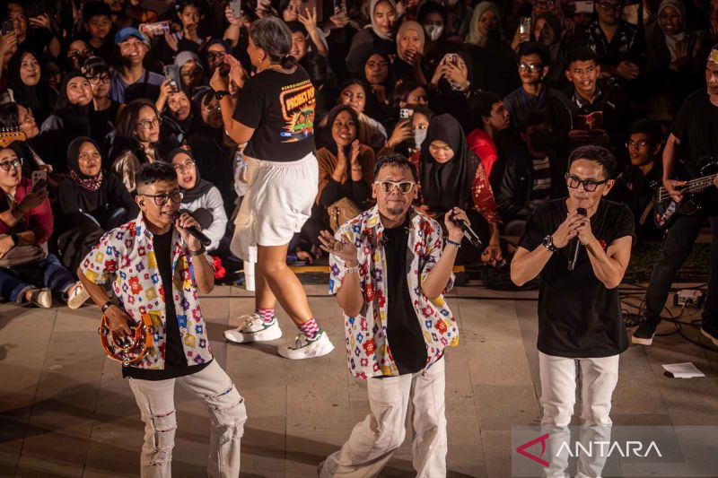 Project Pop hibur penggemar pada konser ulangtahunnya yang ke-29 di Jakarta