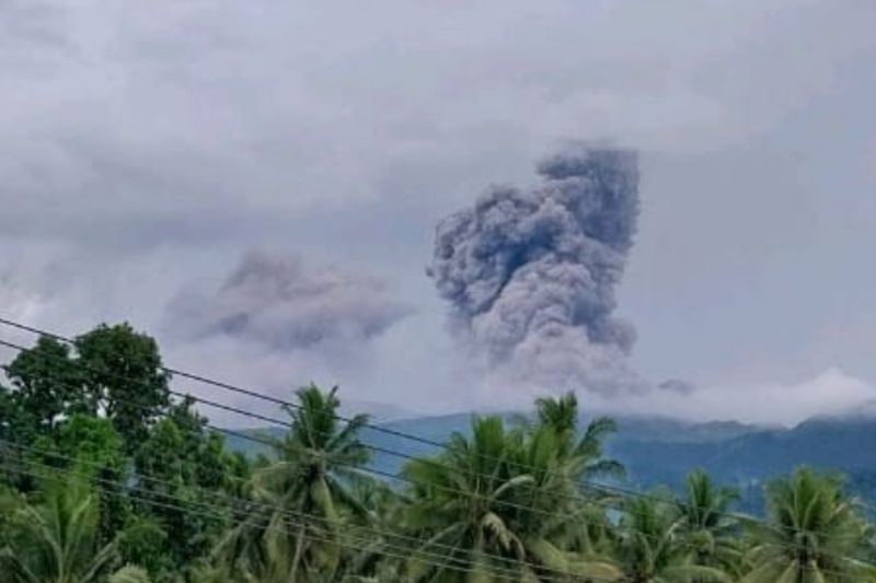 Gunung Dukono di Halmahera Utara kembali erupsi