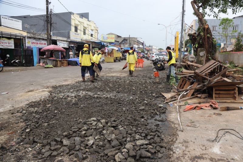 dpupr-tangerang-aspal-jalan-menuju-pasar-anyar-mudahkan-aksesibilitas