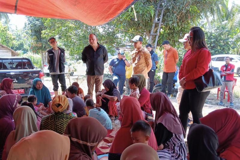 Anggota Komisi III DPR-RI salurkan bantuan logistik bencana di Parimo