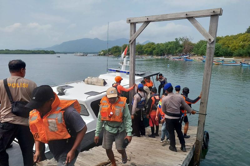 Tim gabungan evakuasi ratusan penumpang kapal kandas di Gilimanuk