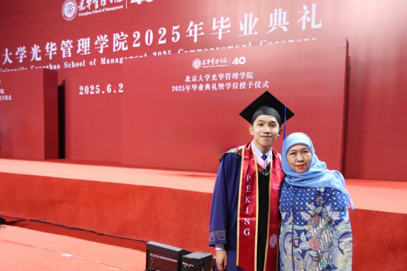 Khofifah jadi tamu kehormatan wisuda putranya di Peking University