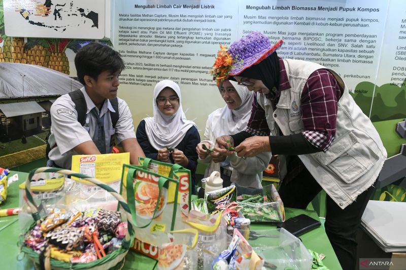 Hari Lingkungan Hidup Sedunia diramaikan pameran mengusung tema Hentikan Polusi Plastik
