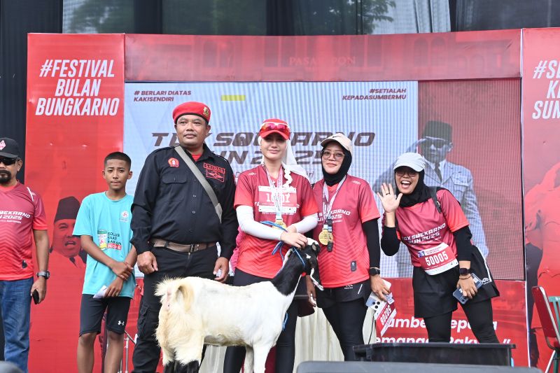 Anggota DPR bagikan 3.000 beasiswa saat Soekarno Run di Trenggalek