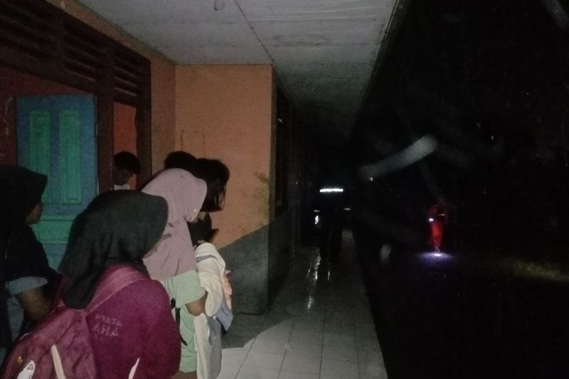 Tim SAR Ternate bantu evakuasi warga yang terjebak banjir