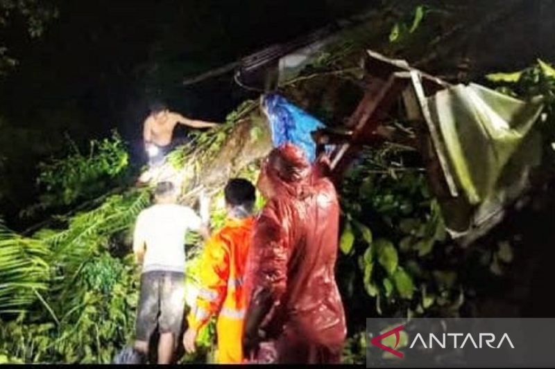 Sejumlah titik di Ambon banjir-longsor, satu meninggal tertimpa pohon