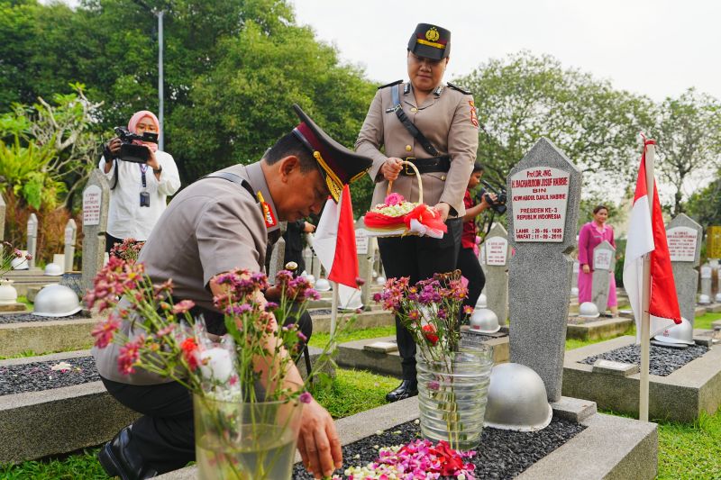 Kapolri ziarah di TMP Kalibata dalam rangka sambut HUT Bhayangkara