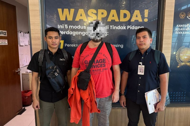 Imigrasi Kediri-Jatim deportasi WNA asal Slovakia
