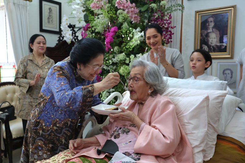 Momen Megawati suapi kue ke Meri Hoegeng yang rayakan HUT Ke-100