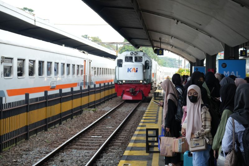 saat-libur-sekolah-31627-penumpang-padati-stasiun-malang