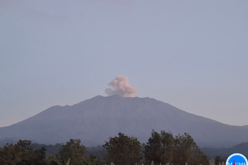 Gunung Raung kembali erupsi Senin pagi, tinggi letusan capai 600 meter