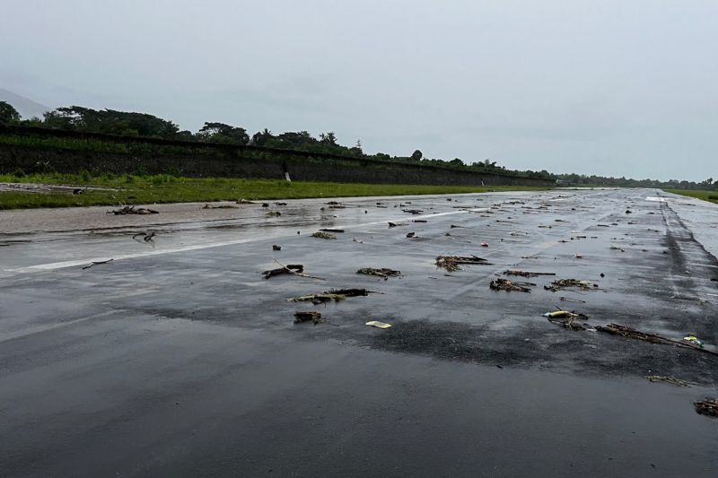 sebagian-landasan-pacu-bandara-oesman-sidik-ditutup-akibat-banjir