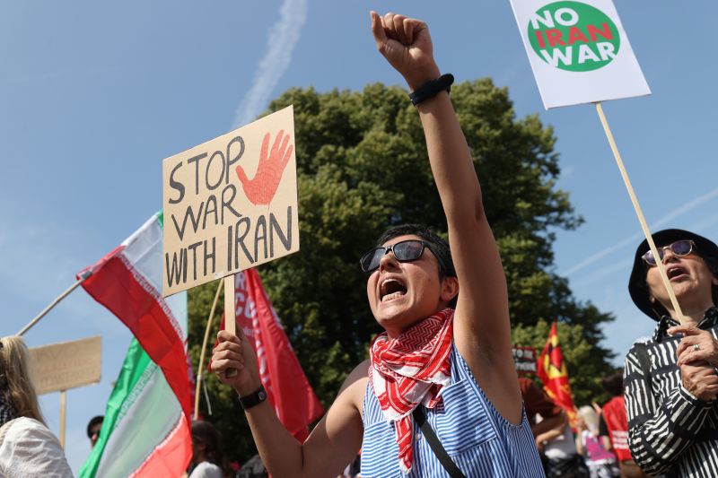 Unjuk rasa digelar di Den Haag memprotes NATO dan serangan AS ke Iran