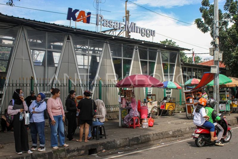Trotoar di Jakarta perlu diperbaiki