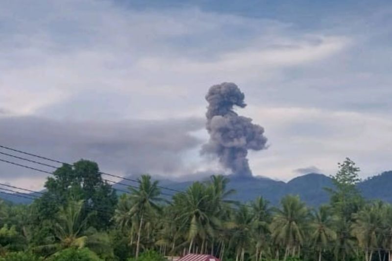 Gunung Dukono erupsi Senin pagi, semburkan abu setinggi 1.600 meter