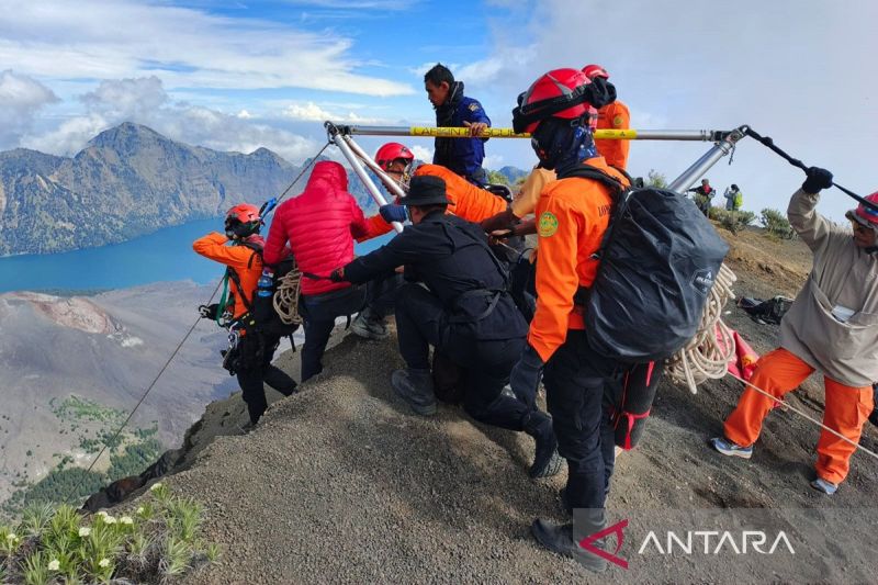 Kemarin, pendaki Brasil jatuh di Rinjani hingga anak SD sawer biduan