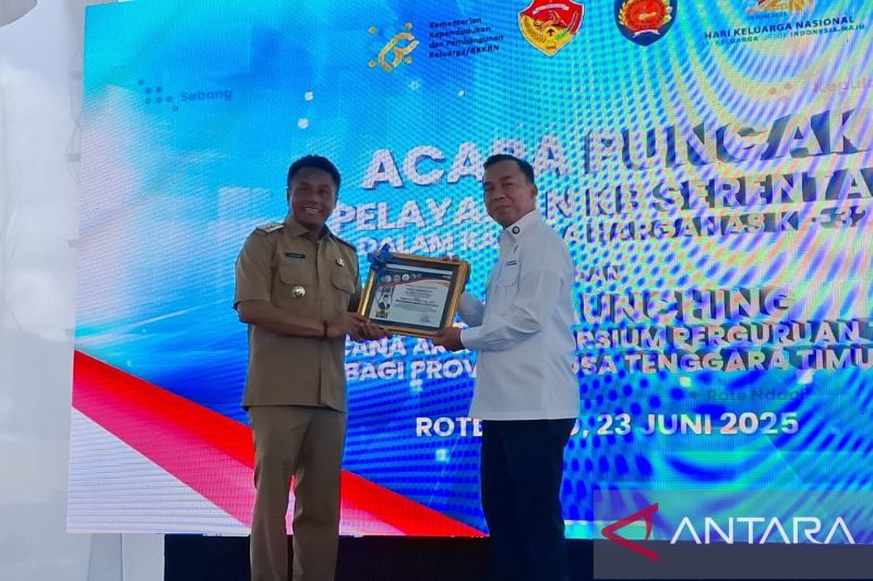 Mendukbangga dianugerahi gelar adat oleh masyarakat Rote Ndao