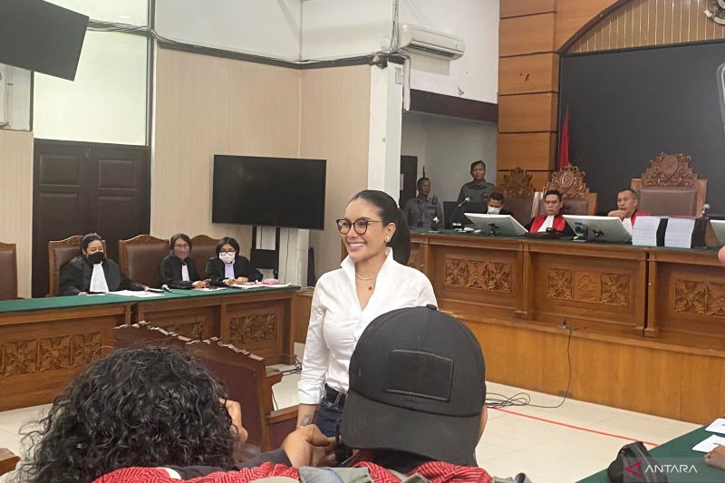 nikita-mirzani-didakwa-pakai-uang-reza-gladys-untuk-angsur-rumah