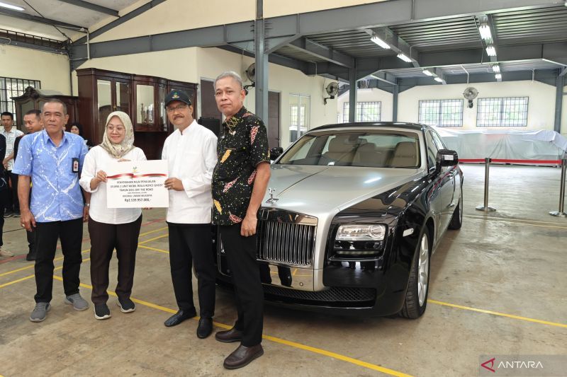 Ketika lelang mobil mewah mengalir ke lorong hidup warga miskin