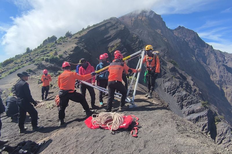 Pendakian dari Pelawangan menuju puncak Rinjani ditutup sementara