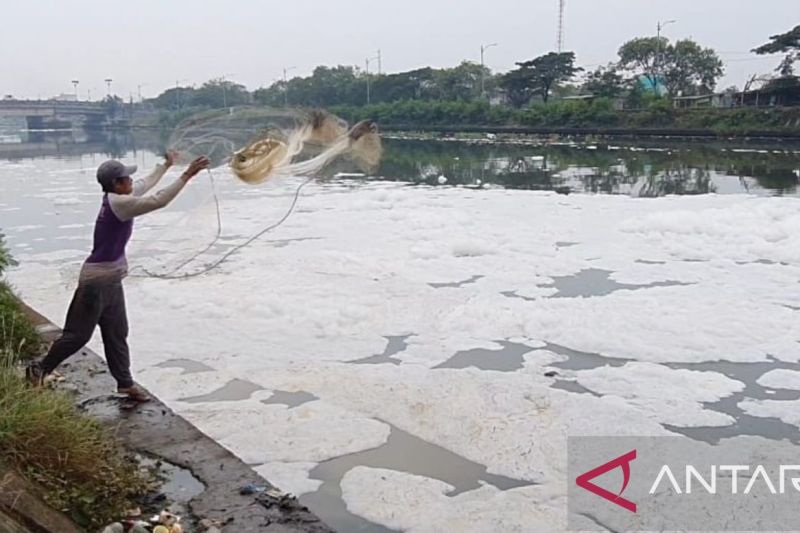 Nelayan keluhkan busa penuhi sungai BKT Marunda hingga sulit cari ikan