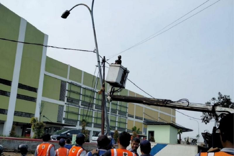 pemkot-tata-ulang-penerangan-jalan-ke-pasar-anyar-jelang-beroperasi