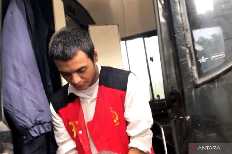 vadel-hadir-dengan-tangan-diborgol-di-sidang-dakwaan-di-pn-jaksel