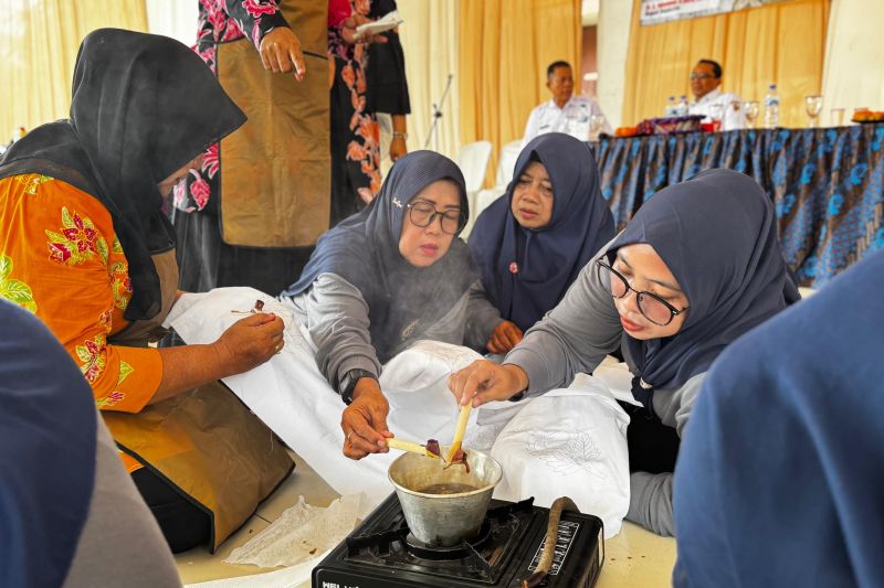 Pemkab Mojokerto berdayakan perempuan dengan berlatih membatik