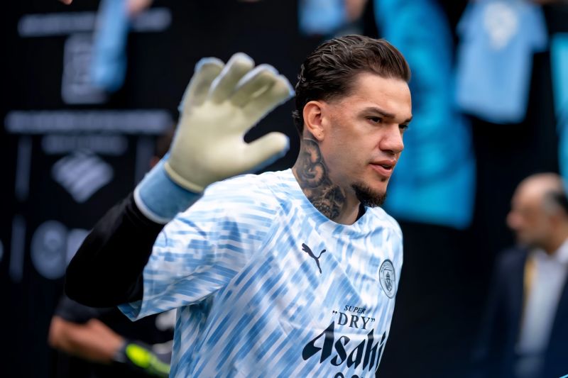 Tepis rumor, Ederson tegaskan bertahan di Manchester City musim depan