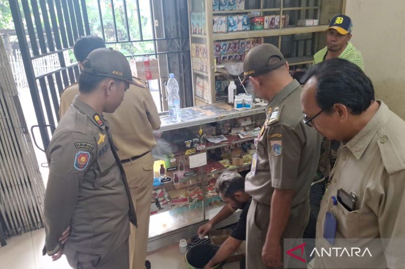 satpol-pp-jaktim-gerebek-toko-penjual-obat-ilegal-di-duren-sawit