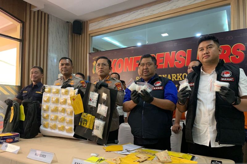 polisi-tangkap-kurir-narkoba-yang-selundupkan-narkotika-gunakan-kaleng
