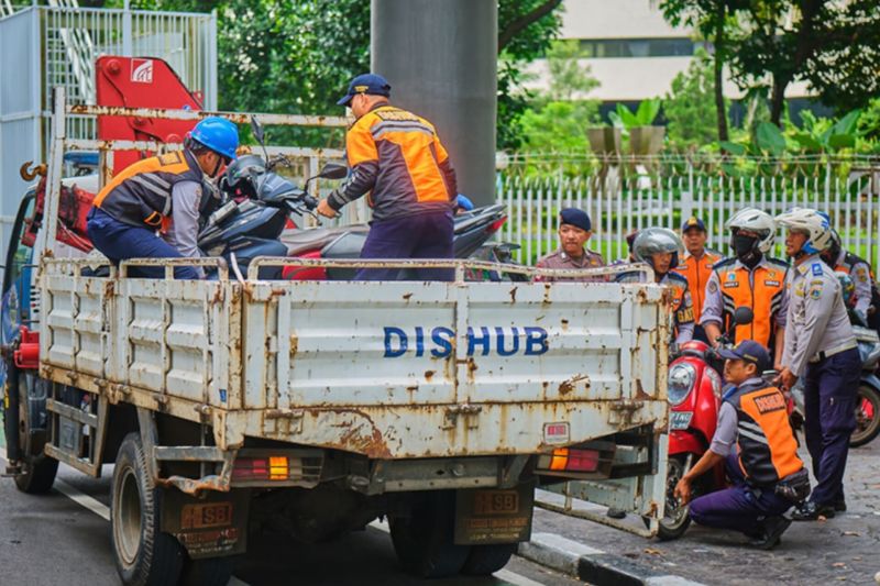 Dishub Jaksel tindak kendaraan yang parkir liar di Panglima Polim