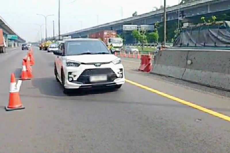 Petugas terapkan contraflow di Tol Jakarta-Cikampek atasi kepadatan